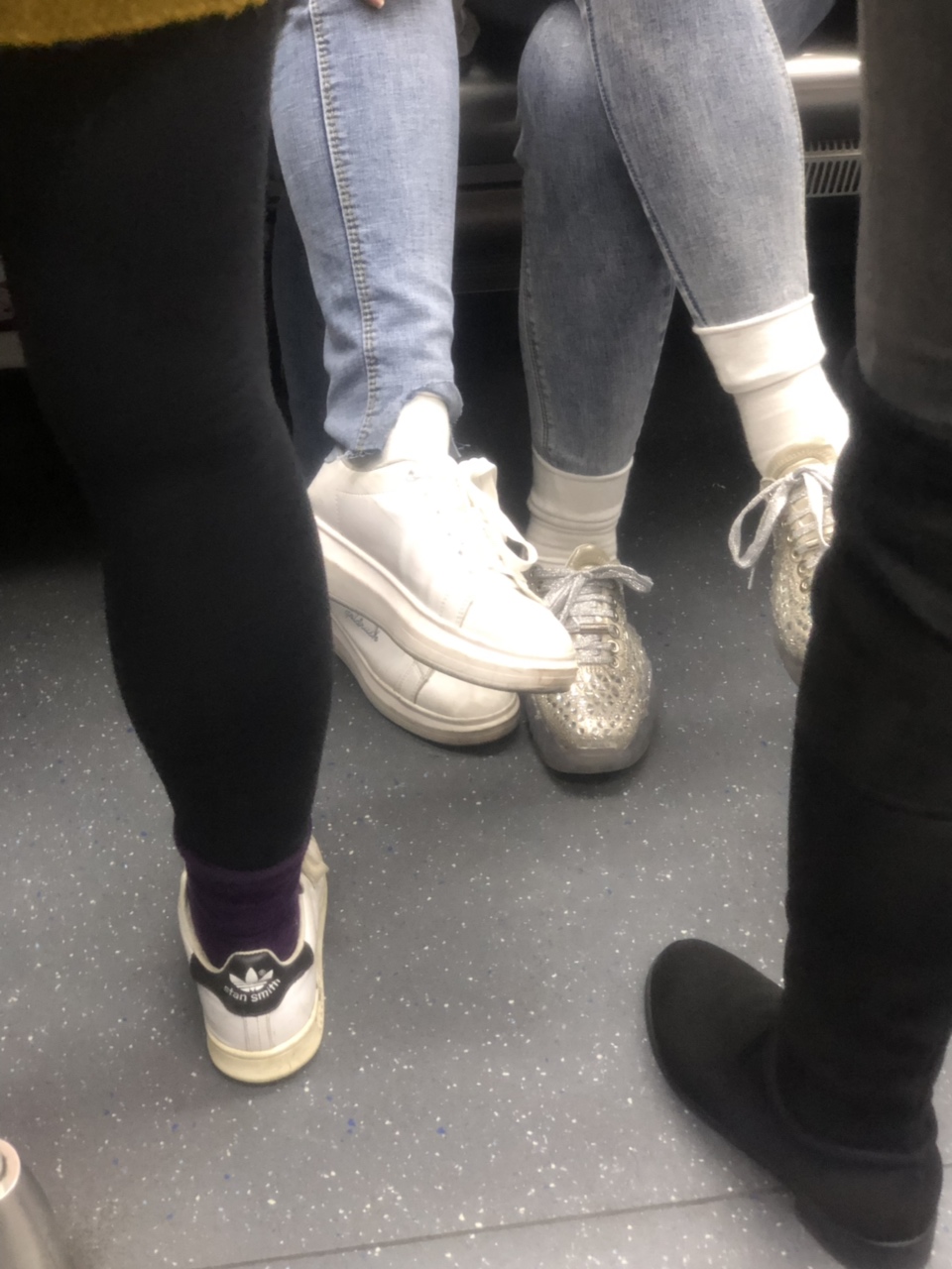 在地铁上看一个妹子的袜子很久了