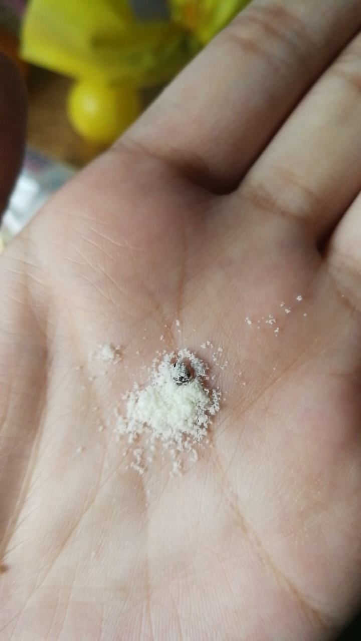 从奶粉里面弄出来的东西,客服和大区经理说是焦糖,给我解决的方法就是