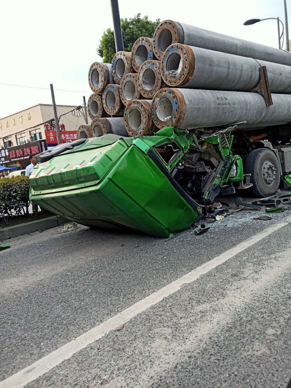 车辆急刹,货物碾压驾驶室,萧山一大车司机抢救无效死亡